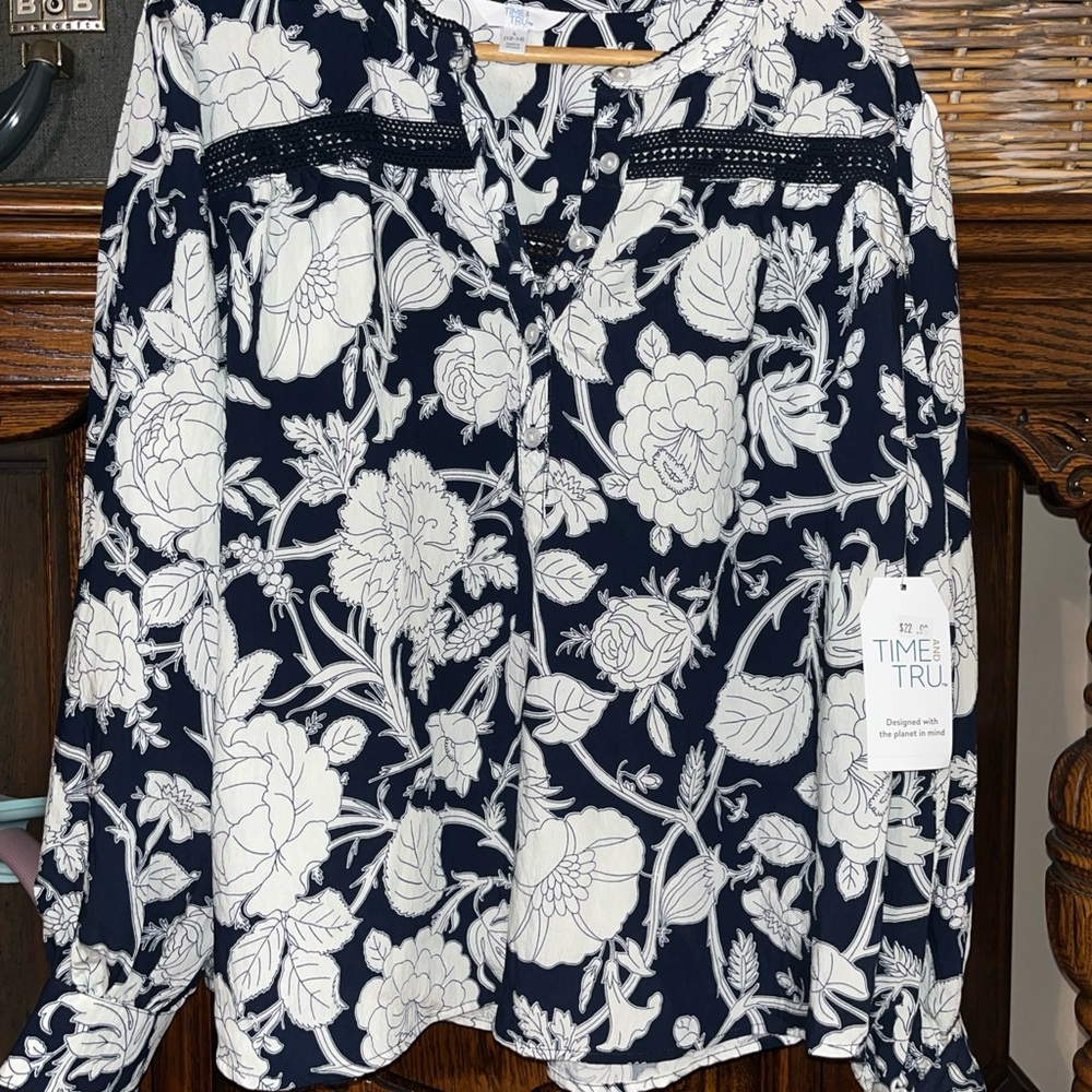 Time and Tru navy and White Floral Button-Front Blouse NEW!